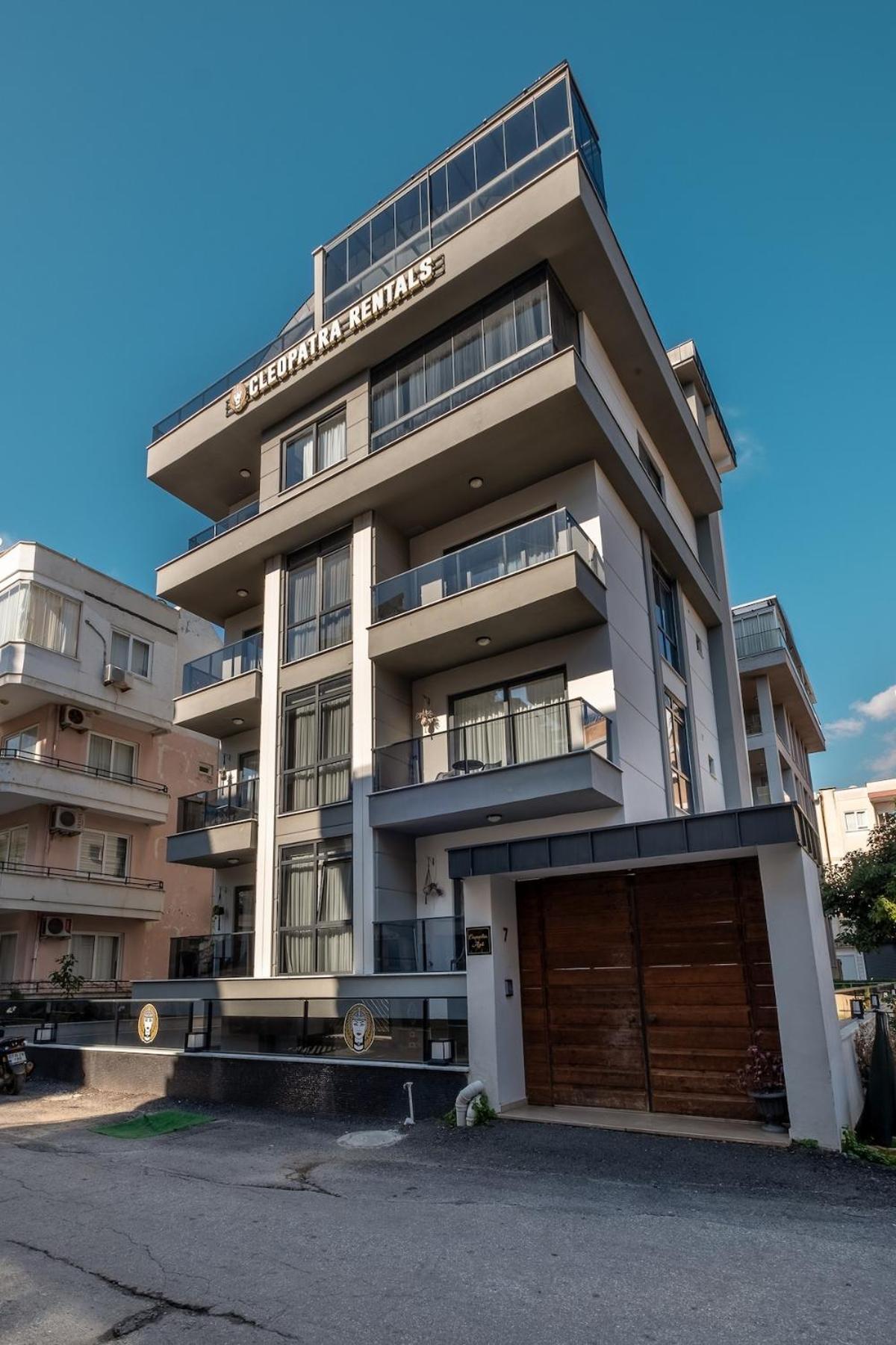 Duplex In Cleopatra, 200 M To The *